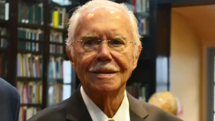 Sarney tem alta após passar por cirurgia para corrigir obstrução intestinal