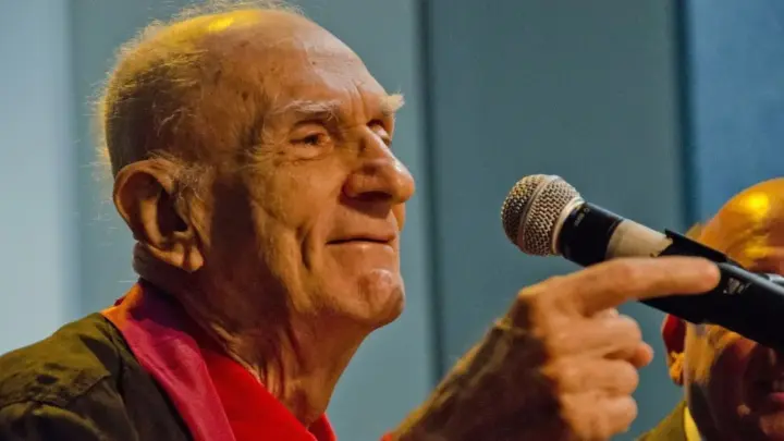 Ariano Suassuna defendia o “realismo esperançoso” como o equilíbrio ideal para a vida: uma postura que rejeita tanto a ingenuidade do otimista quanto o amargor do pessimista, permitindo encarar os fatos com lucidez sem abrir mão da esperança