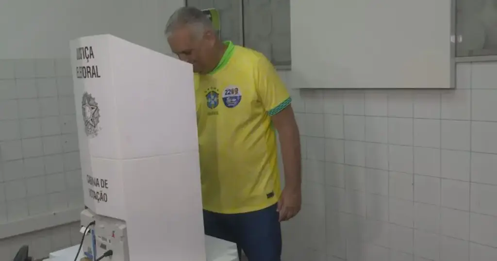 Alfredo Gaspar, vice de Flávio, vota no 2º turno em Alagoas