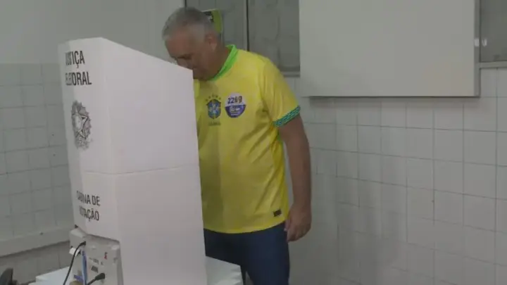 Alfredo Gaspar, vice de Flávio, vota no 2º turno em Alagoas