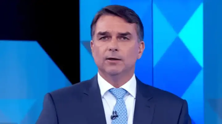 Flávio ganha direito de resposta após ser chamado de “miliciano”