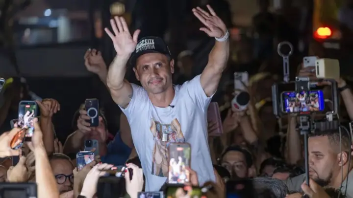 Após fala de Lula, Cleitinho reafirma apoio a Flávio Bolsonaro