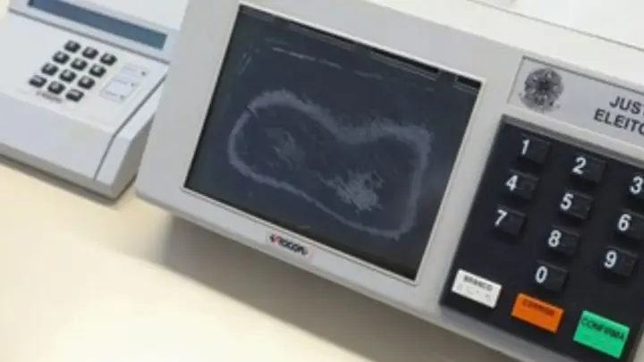 Com disquete de 1,44 MB e teclado de borracha: a história da primeira urna eletrônica com cara de micro-ondas usada em 1996