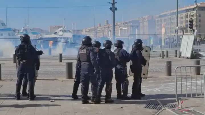 Protestos na França: manifestantes invadem prefeituras em Marselha e Lille