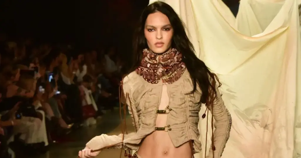 Modelo trans Liya Santos retorna ao SPFW após bater recorde de 19 desfiles