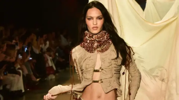 Modelo trans Liya Santos retorna ao SPFW após bater recorde de 19 desfiles