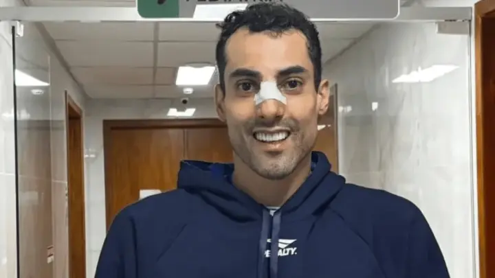 Jogadores de vôlei batem cabeça e saem de ambulância; veja