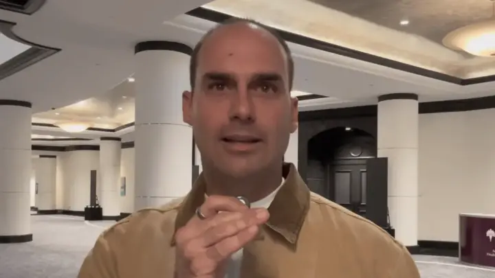 Eduardo Bolsonaro posta vídeo em inglês questionando virada de Lula