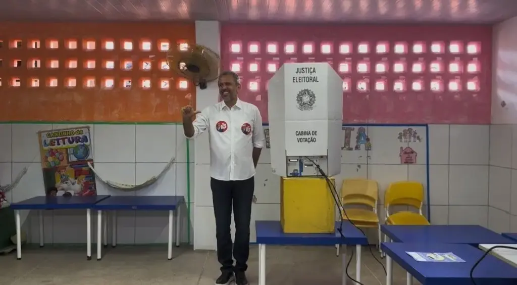 Eleições 2026: Elmano de Freitas, governador do Ceará, vota neste domingo