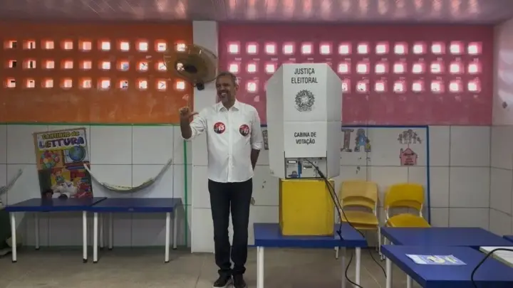 Eleições 2026: Elmano de Freitas, governador do Ceará, vota neste domingo