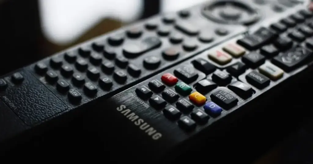 Um controle para ligar a TV e outro para trocar de canal? Uma combinação de dois botões resolve o problema