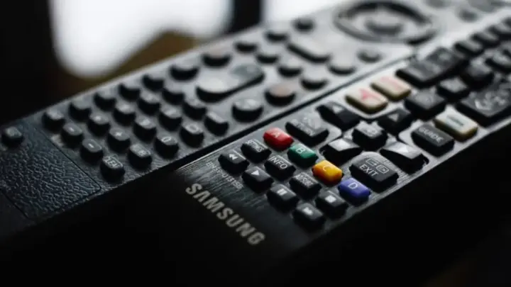 Um controle para ligar a TV e outro para trocar de canal? Uma combinação de dois botões resolve o problema