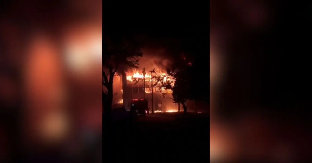 Incêndio de grandes proporções atinge prédio da UFPE em Pernambuco