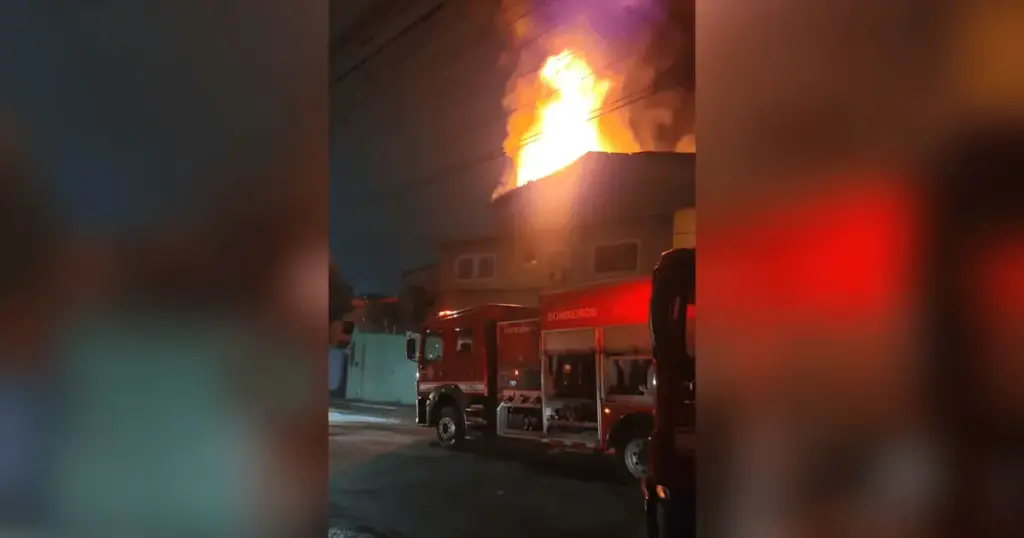 Incêndio atinge fábrica na Zona Sul de SP e 27 viaturas tentam controlar