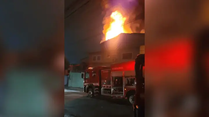 Incêndio atinge fábrica na Zona Sul de SP e 27 viaturas tentam controlar
