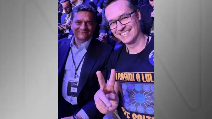 Dallagnol vai com Flávio a debate e usa blusa com PowerPoint da Lava Jato