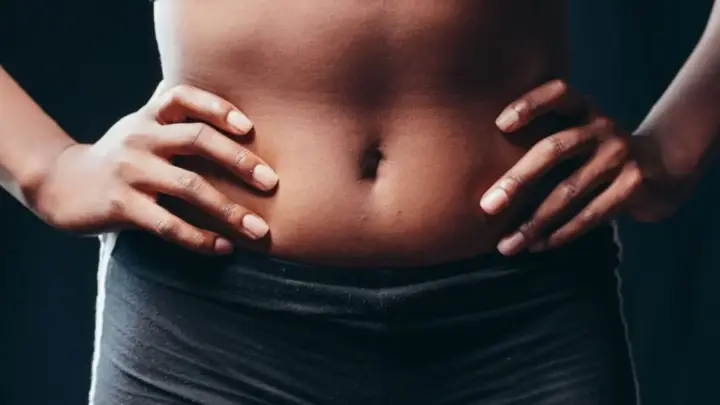 Fazer centenas de abdominais todos os dias pode não ser o melhor caminho para a sua coluna — e a ciência explica o motivo