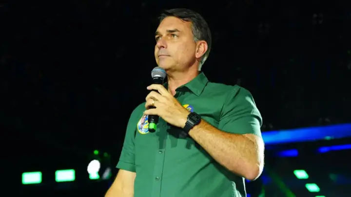 Autoridade dos EUA diz à Reuters que Flávio está a caminho do país