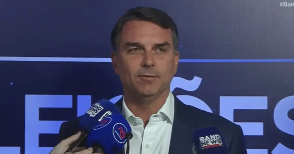 Flávio diz que usará debate para rebater fake news e diferença de projetos