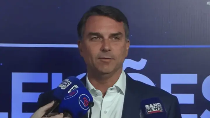 Flávio diz que usará debate para rebater fake news e diferença de projetos