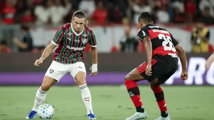 Flamengo e Fluminense duelam pelo Brasileiro de olho na Libertadores