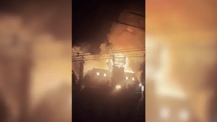 Vídeo: Prédio histórico desaba na França após ser incendiado em protestos
