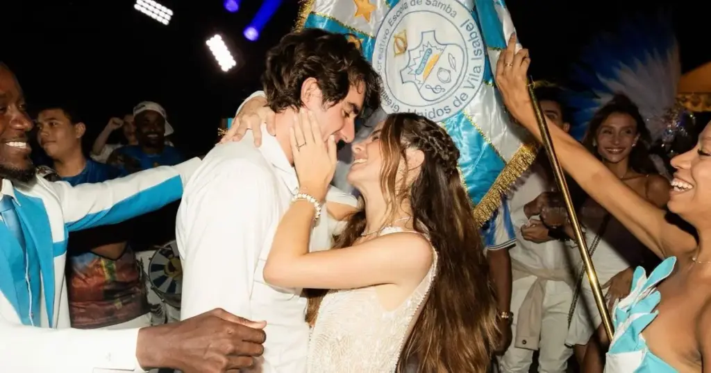 Giulia Be exibe fotos de escola de samba no casamento com Conor Kennedy
