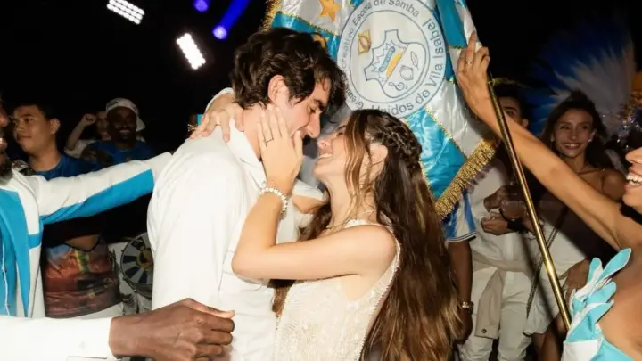 Giulia Be exibe fotos de escola de samba no casamento com Conor Kennedy
