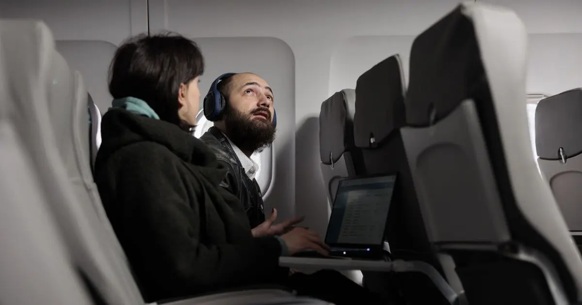 Por que aviões ficam dando voltas antes de pousar? Prática deixa voos mais poluentes e custa mais de US$ 2,3 bilhões para a gestão do tráfego aéreo