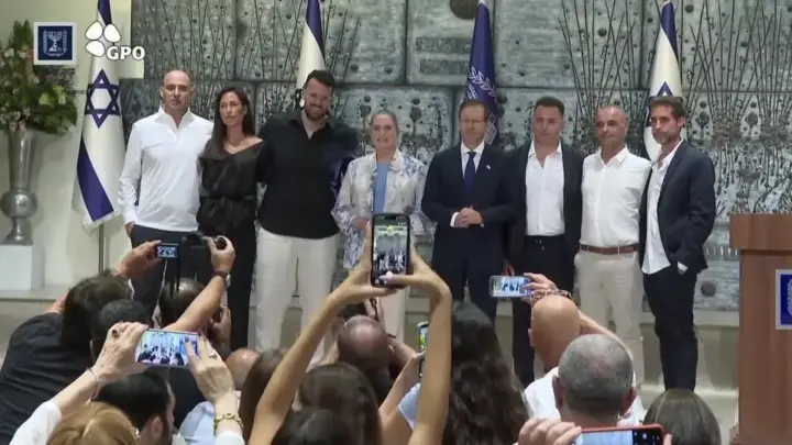 Israel homenageia passageiros que dominaram agressor em voo da Flydubai