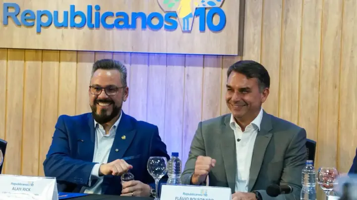 Flávio Bolsonaro manifesta apoio a Alan Rick e fala em mudança durante encontro em Brasília