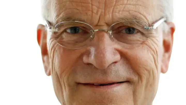 Morre Jeffrey Archer, escritor e político britânico, aos 86 anos