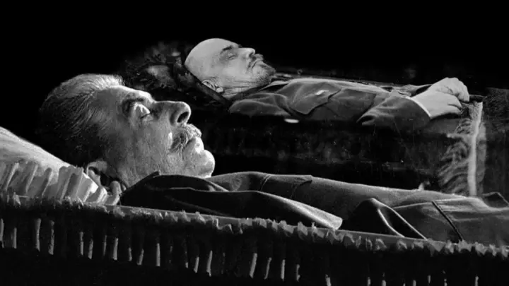 Em plena noite de Halloween, soviéticos tiraram o corpo de Stalin do mausoléu de Moscou após história sobre o ‘fantasma’ de Lênin