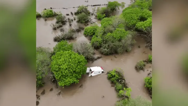 Ambulância fica debaixo d’água após fortes chuvas na Bahia; veja vídeo