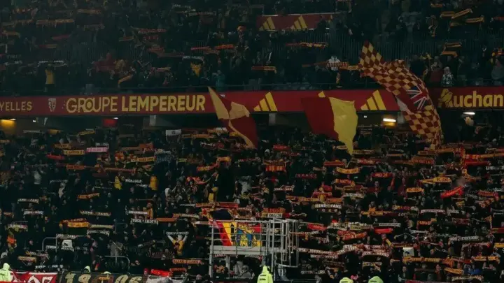 Lens fecha setor visitante para a própria torcida em clássico contra Lille