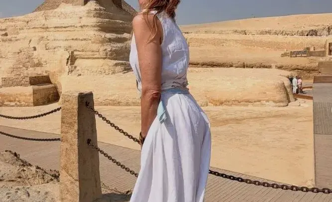 No Egito, Luciana Gimenez visita templo e brinca com nome de faraó