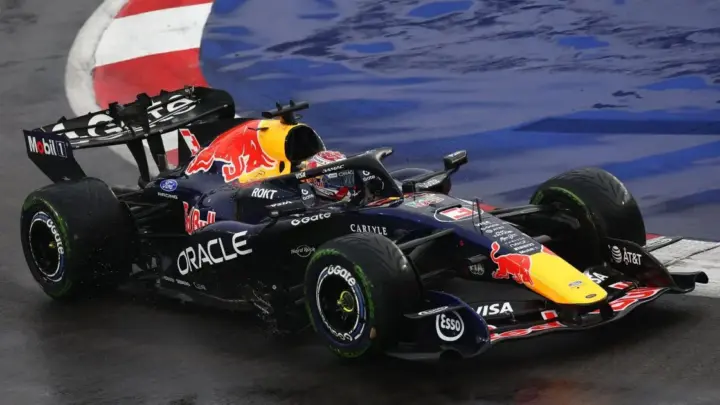Max Verstappen vence sprint caótica em Singapura com recorde de abandonos