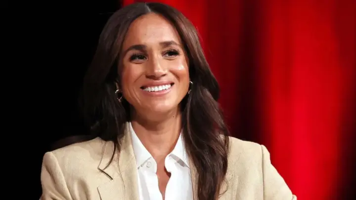 Meghan diz estar feliz em voltar ao Reino Unido em primeira agenda pública