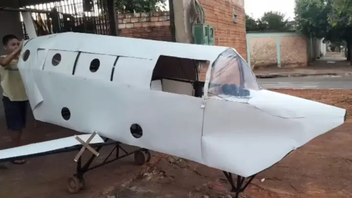 Menino de 12 anos levou 40 dias para construir um avião no quintal de casa com rodas, asas e até uma cabine