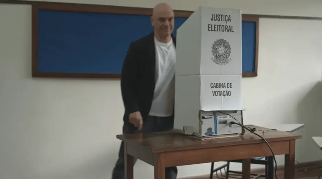 Ao votar, Moraes brinca com situação do Corinthians: “Não vamos cair”