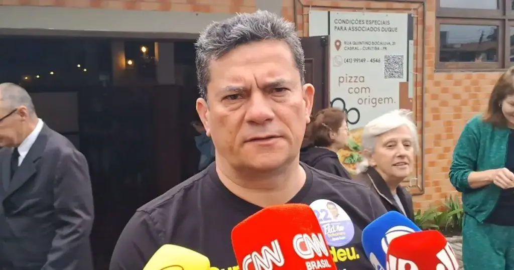 Governador eleito no PR, Sergio Moro vota no 2º turno em Curitiba
