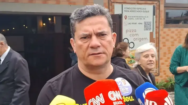 Governador eleito no PR, Sergio Moro vota no 2º turno em Curitiba