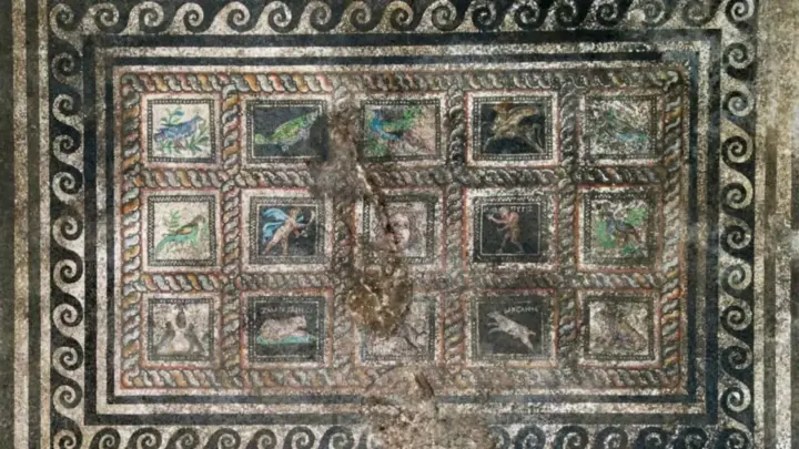 Arqueólogos encontram mosaico de 1.800 anos com 15 cenas, mas um gato e um cachorro chamam atenção por detalhe incomum