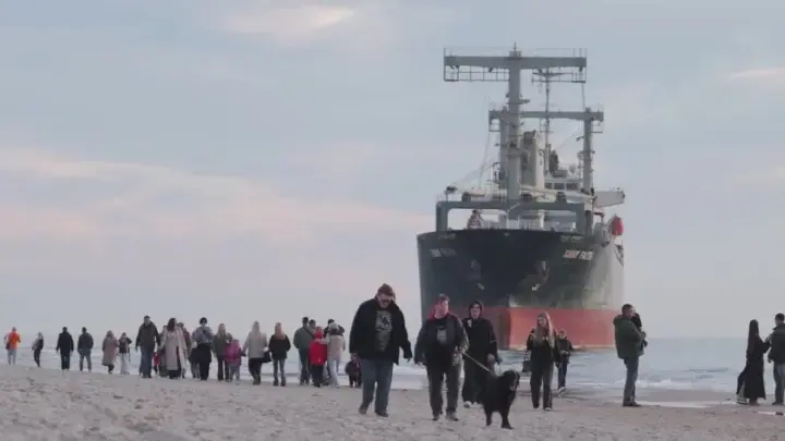 Navio encalha na Rússia e vira atração para moradores