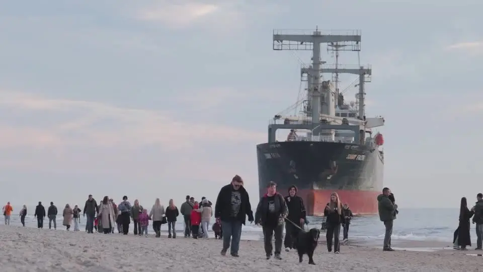 Navio encalha na Rússia e vira atração para moradores