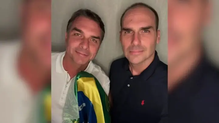 Eduardo cita Olavo e posta foto com Flávio após senador fugir para os EUA