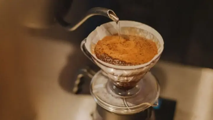 Sal no café? Entenda como uma simples pitada pode reduzir o amargor e mudar o sabor da bebida