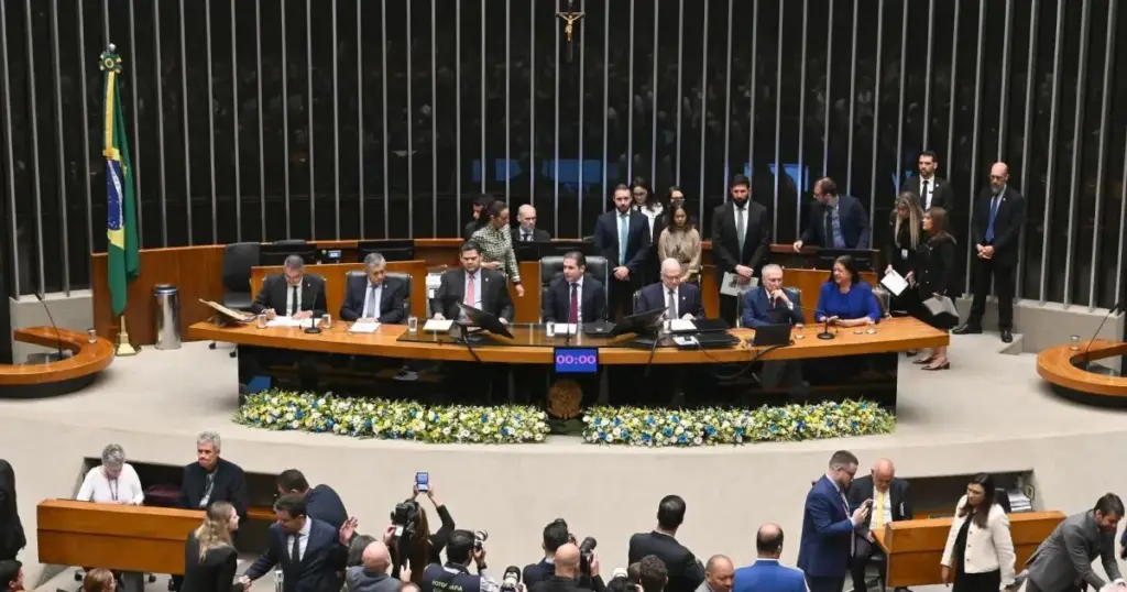 Minoria discorda sobre voto distrital misto frente à ofensiva do centrão