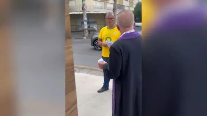 Padre repreende homem que distribuía panfletos políticos em igreja de MG