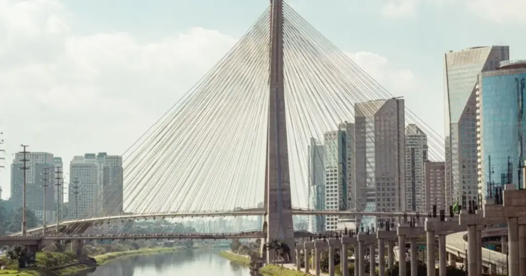 O desastre de 1940 que fez uma ponte virar ‘vela no vento’ e obrigou a engenharia a criar pistas com formato de asa